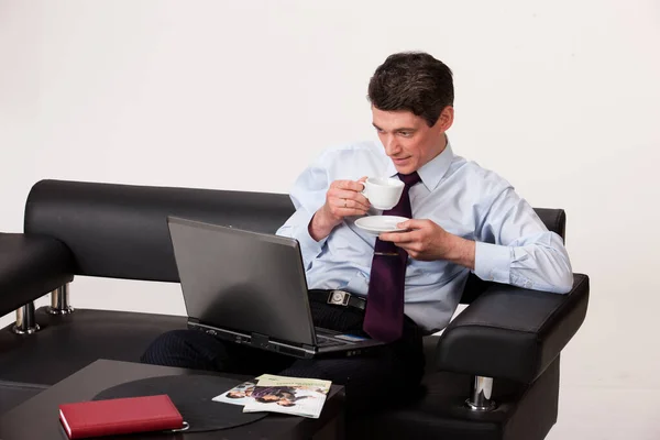 Jovem Sentado Trabalhando Computador — Fotografia de Stock