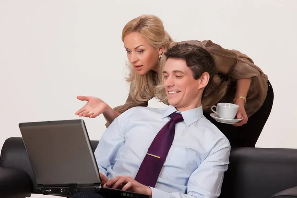 Mujer Joven Hombre Trabajando Cuaderno — Foto de Stock