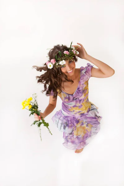 Jeune Femme Avec Des Fleurs Sur Fond Isolé — Photo