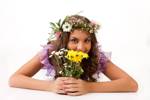 Jonge Vrouw Met Bloemen Geïsoleerde Achtergrond — Stockfoto