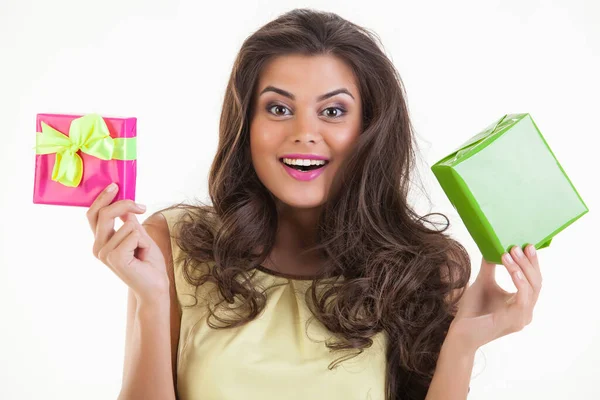 Joven Mujer Sonriente Con Regalo Fondo Estudio Aislado — Foto de Stock