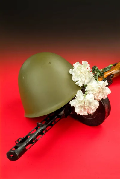 Machine Gun Flowers Army Helmet — Stock Photo, Image