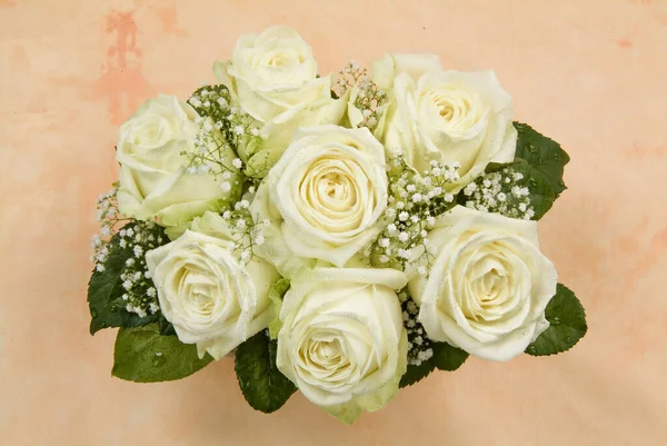 Kumaş stüdyosunun arka planında bir buket gül