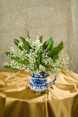 Stüdyoda çiçek ve aksesuarlarla dolu bir hayat.