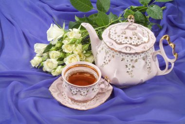 Stüdyoda çiçek ve aksesuarlarla dolu bir hayat.