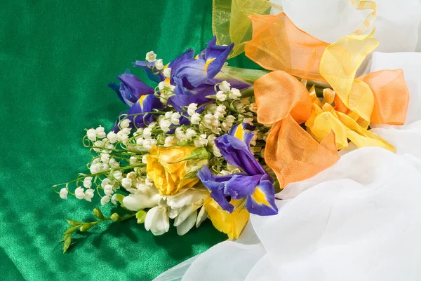 Stilleben Med Bukett Blommor Och Tillbehör Studio Bakgrund — Stockfoto