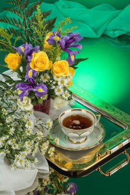 Stüdyoda çiçek ve aksesuarlarla dolu bir hayat.