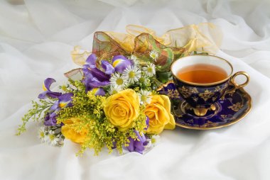 Stüdyoda çiçek ve aksesuarlarla dolu bir hayat.