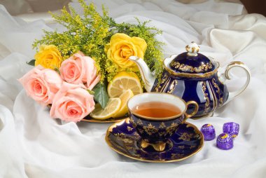 Stüdyoda çiçek ve aksesuarlarla dolu bir hayat.