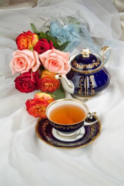 Stüdyoda çiçek ve aksesuarlarla dolu bir hayat.