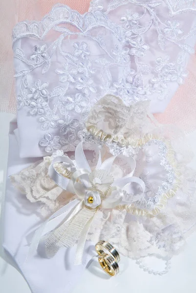 面料工作室背景上的婚纱配件 — 图库照片