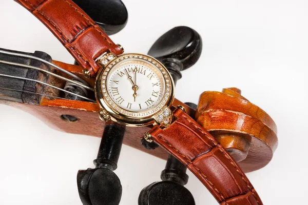 Reloj Con Joyas Parte Violín Sobre Fondo Aislado —  Fotos de Stock