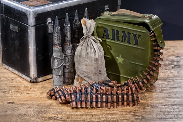Bodegón Armamento Militar Armas Cartuchos Sobre Fondo Madera —  Fotos de Stock