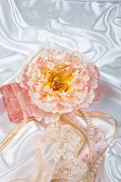 Dos Anillos Boda Flores Sobre Fondo Tela —  Fotos de Stock