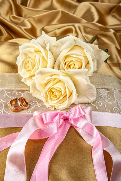 Dva Snubní Prsteny Květiny Textilním Pozadí — Stock fotografie