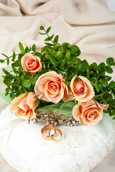 Dos Anillos Boda Flores Sobre Fondo Tela —  Fotos de Stock