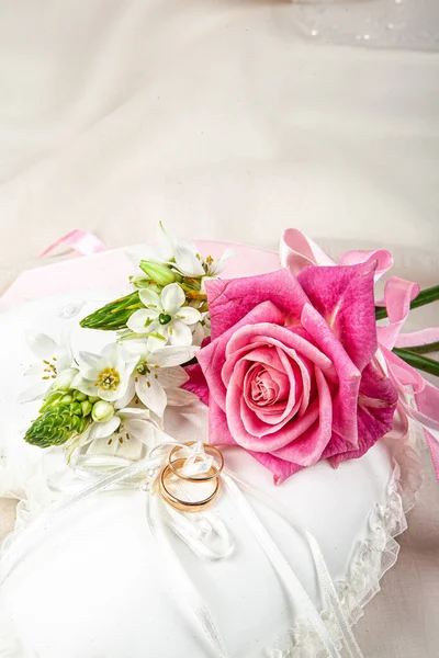 Dos Anillos Boda Flores Sobre Fondo Tela —  Fotos de Stock