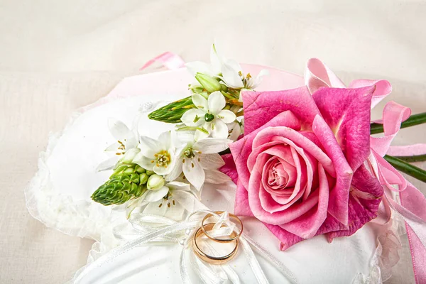 Dos Anillos Boda Flores Sobre Fondo Tela —  Fotos de Stock