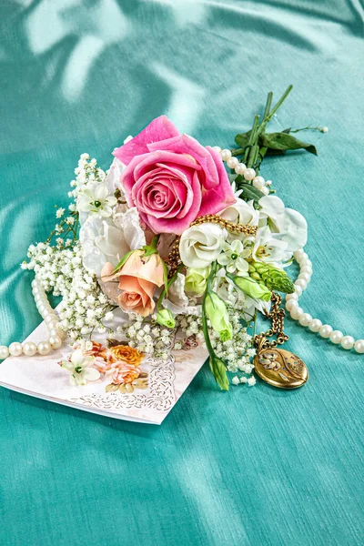 Gyllene Medaljong Och Blommor Tyg Bakgrund — Stockfoto