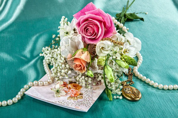 Gyllene Medaljong Och Blommor Tyg Bakgrund — Stockfoto