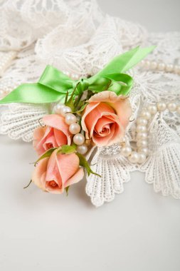 Stüdyoda çiçek ve aksesuarlarla dolu bir hayat.