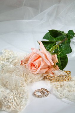 Stüdyoda çiçek ve aksesuarlarla dolu bir hayat.