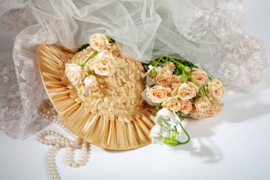 Stüdyoda çiçek ve aksesuarlarla dolu bir hayat.