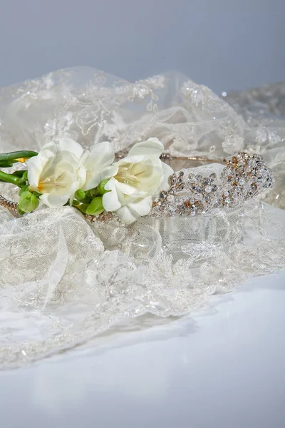 Bodegón Con Ramo Flores Accesorios Sobre Fondo Estudio — Foto de Stock