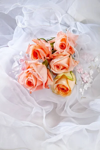 Nature Morte Avec Bouquet Fleurs Accessoires Sur Fond Studio — Photo