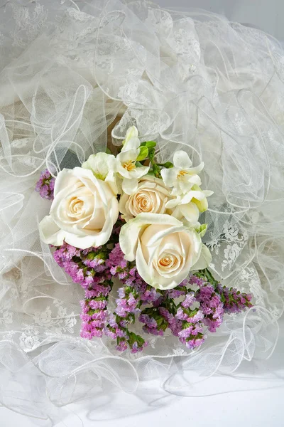 Bodegón Con Ramo Flores Accesorios Sobre Fondo Estudio — Foto de Stock