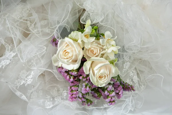 Nature Morte Avec Bouquet Fleurs Accessoires Sur Fond Studio — Photo