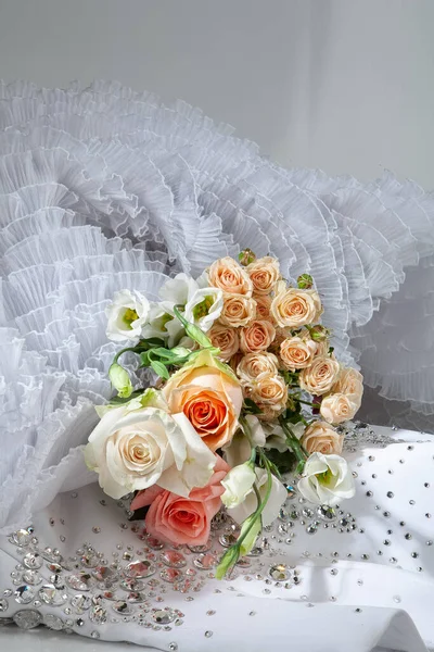 Bodegón Con Ramo Flores Accesorios Sobre Fondo Estudio —  Fotos de Stock