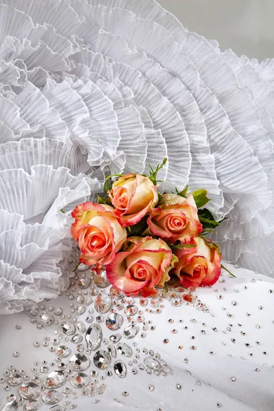 Nature Morte Avec Bouquet Fleurs Accessoires Sur Fond Studio — Photo