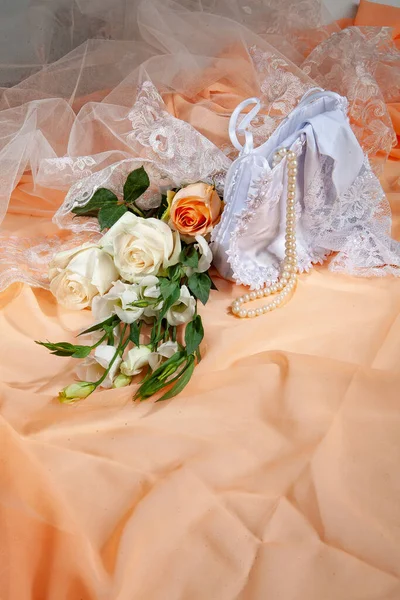 Natura Morta Con Bouquet Fiori Accessori Uno Sfondo Studio — Foto Stock