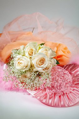 Stüdyoda çiçek ve aksesuarlarla dolu bir hayat.