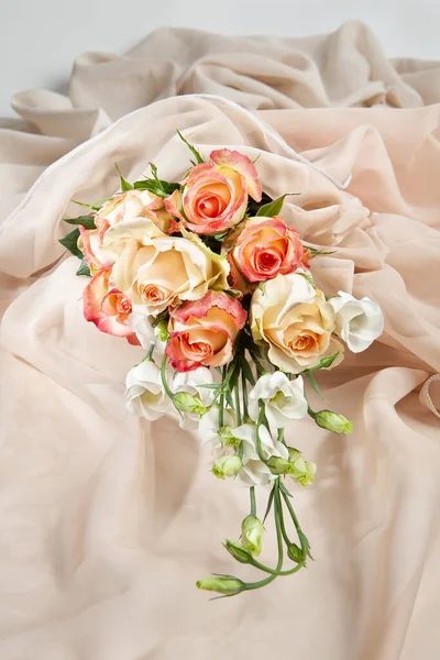 Natura Morta Con Bouquet Fiori Accessori Uno Sfondo Studio — Foto Stock