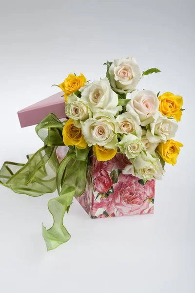 Roses Dans Coffret Cadeau Sur Fond Studio Isolé — Photo