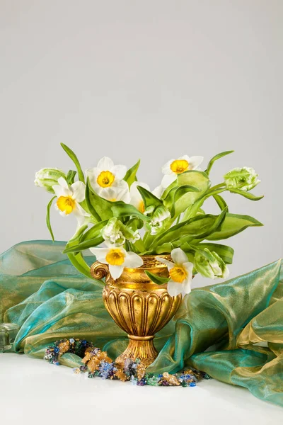 Blumen Und Stoff Auf Einem Atelierhintergrund — Stockfoto