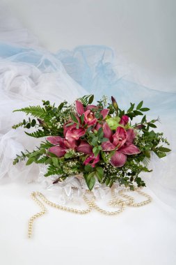 Kumaş stüdyosunun arka planında bir buket çiçek