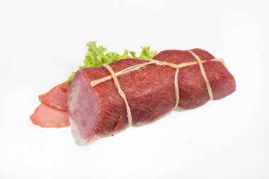 İzole edilmiş stüdyo geçmişinde yeşillik olan jambon.