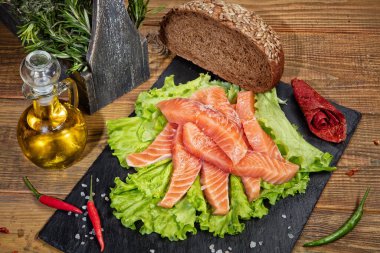 Kırmızı balık ve limon eski ahşap bir masada.