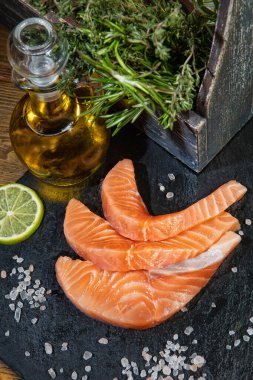 Kırmızı balık ve limon eski ahşap bir masada.