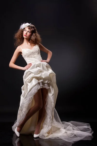 Ung Vacker Kvinna Fashionabel Bröllopsklänning Svart Bakgrund — Stockfoto