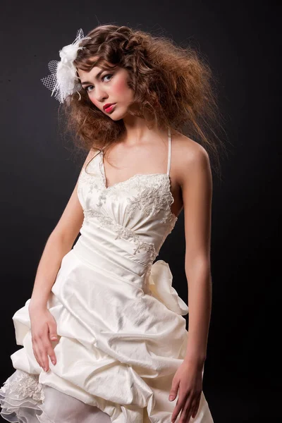 Mladá Krásná Žena Módní Svatební Šaty Černém Pozadí — Stock fotografie