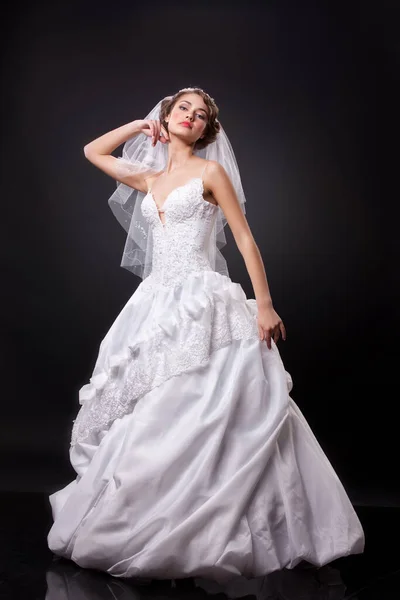 Junge Schöne Frau Einem Modischen Hochzeitskleid Auf Schwarzem Hintergrund — Stockfoto