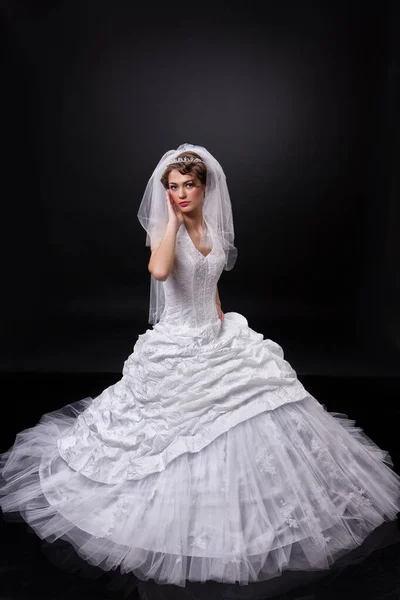 Молодая Красивая Женщина Модном Свадебном Платье Черном Фоне — стоковое фото