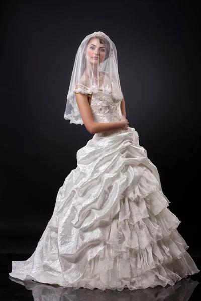 Junge Schöne Frau Einem Modischen Hochzeitskleid Auf Schwarzem Hintergrund — Stockfoto