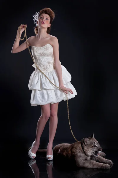 Молода Жінка Весільній Сукні Тримає Пуму Повідку — стокове фото