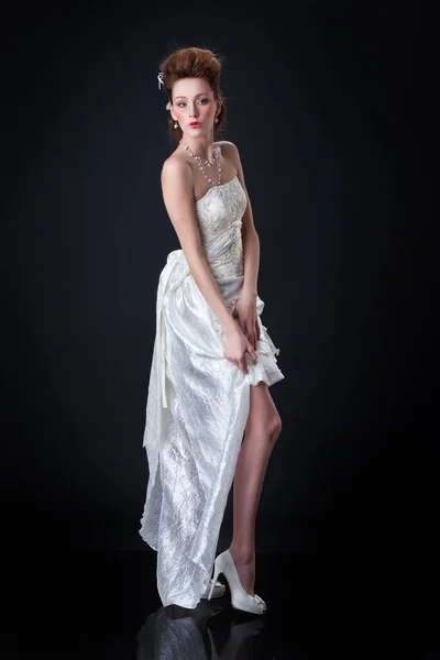 黒の背景に結婚式のドレスの若い女性 — ストック写真