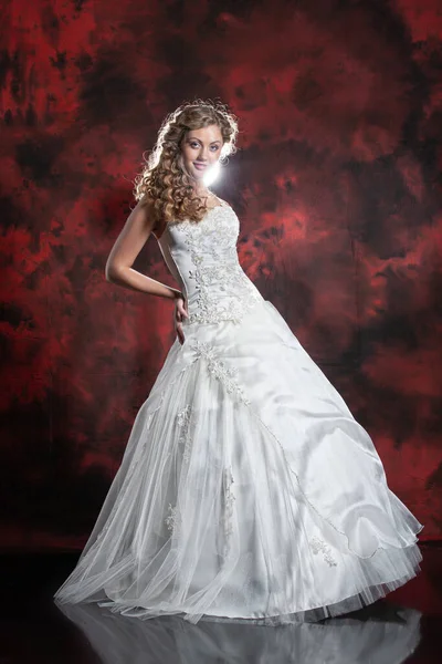 Junge Schöne Frau Einem Hochzeitskleid Auf Einem Atelierhintergrund — Stockfoto